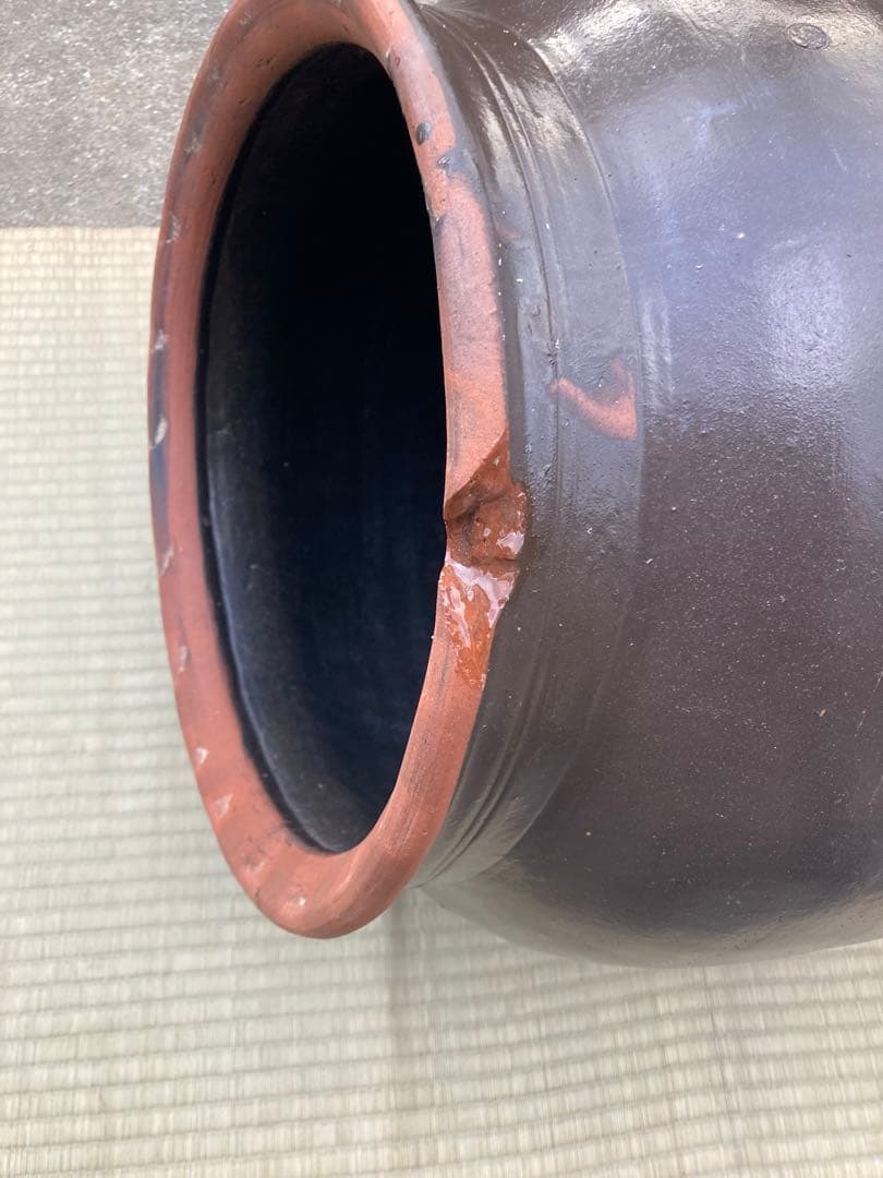 訳あり。存在感抜群！時代物 陶器の大型甕 古い壺 。茶褐色。和モダン 60センチ
