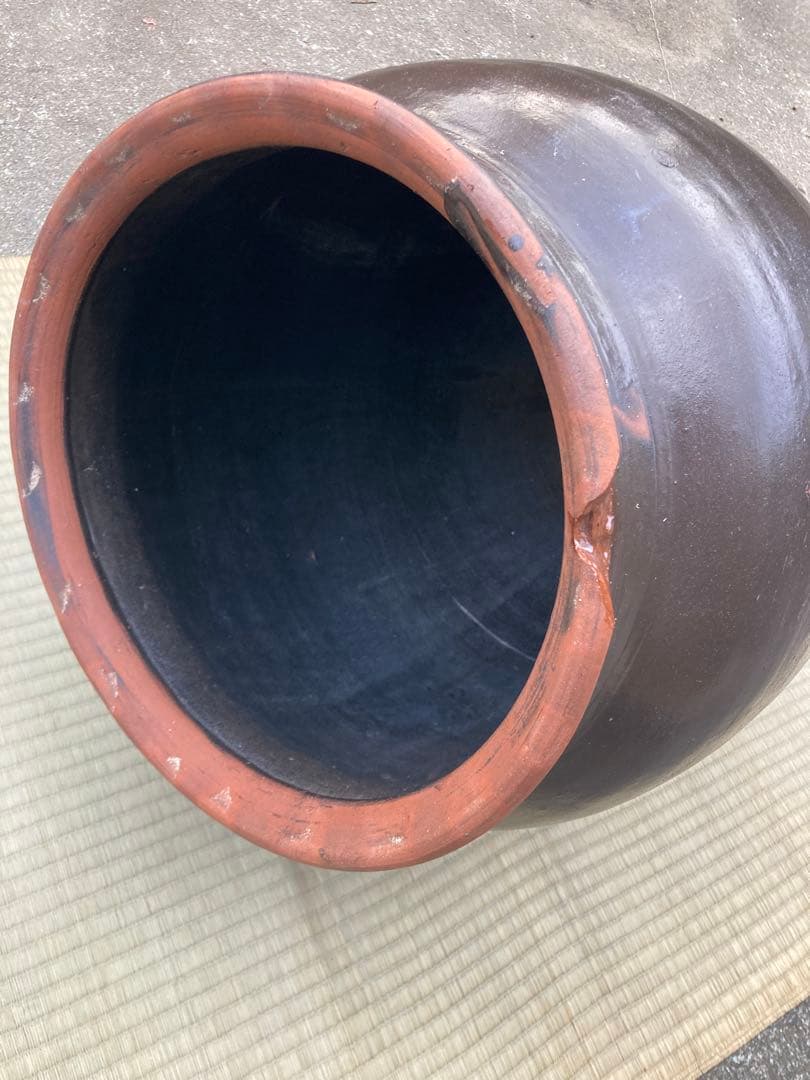 訳あり。存在感抜群！時代物 陶器の大型甕 古い壺 。茶褐色。和モダン 60センチ
