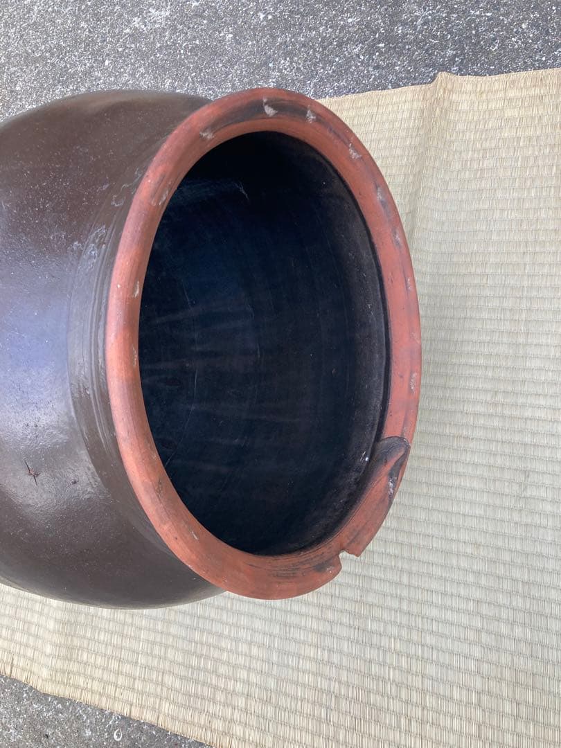 訳あり。存在感抜群！時代物 陶器の大型甕 古い壺 。茶褐色。和モダン 60センチ
