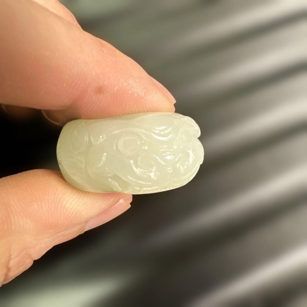 希少和田玉（ホータンギョク）の親指リング精悍な守護獣・貔貅力強く彫刻された一点物
