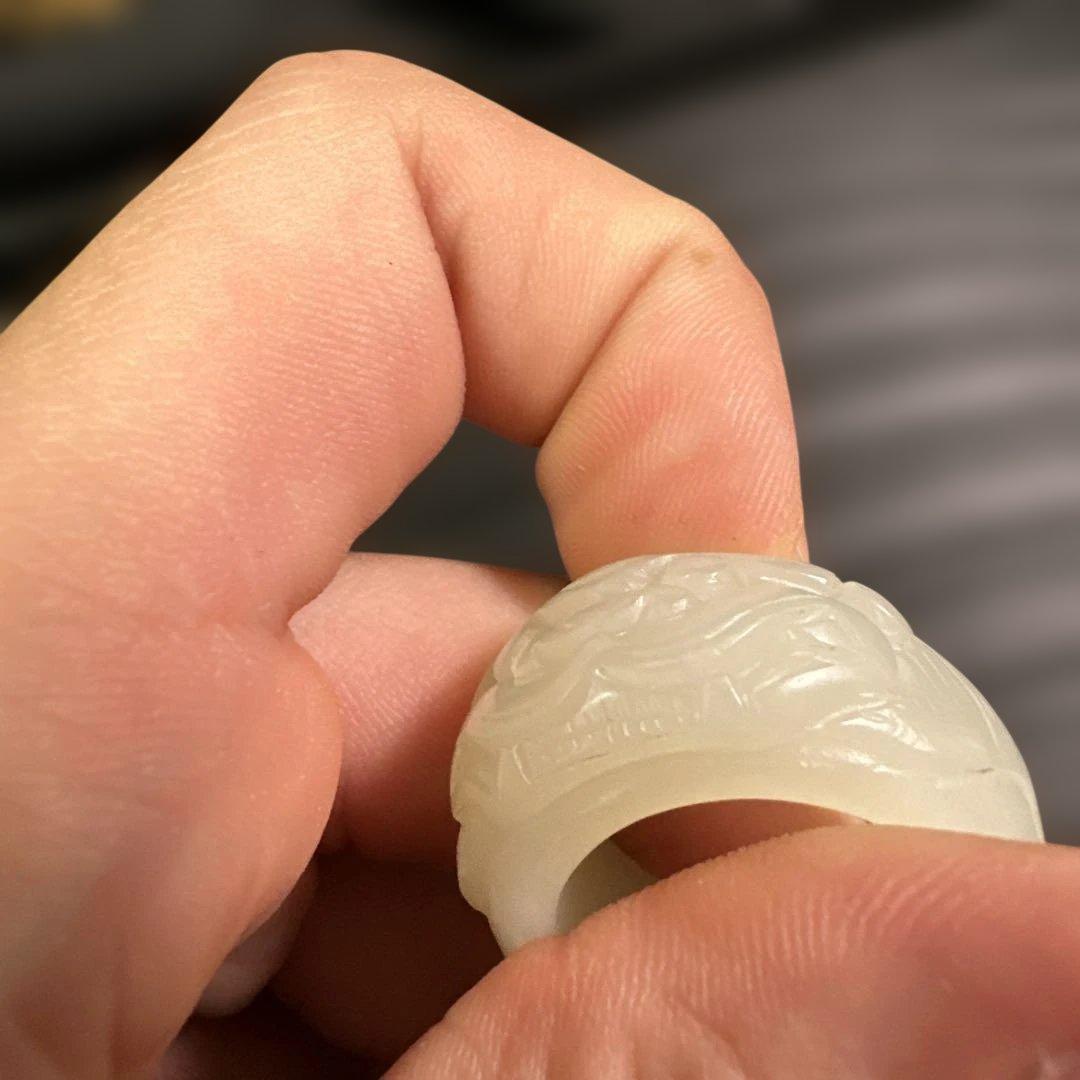 希少和田玉（ホータンギョク）の親指リング精悍な守護獣・貔貅力強く彫刻された一点物