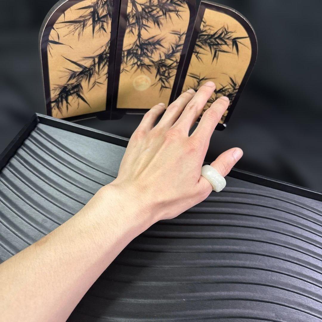 希少和田玉（ホータンギョク）の親指リング精悍な守護獣・貔貅力強く彫刻された一点物