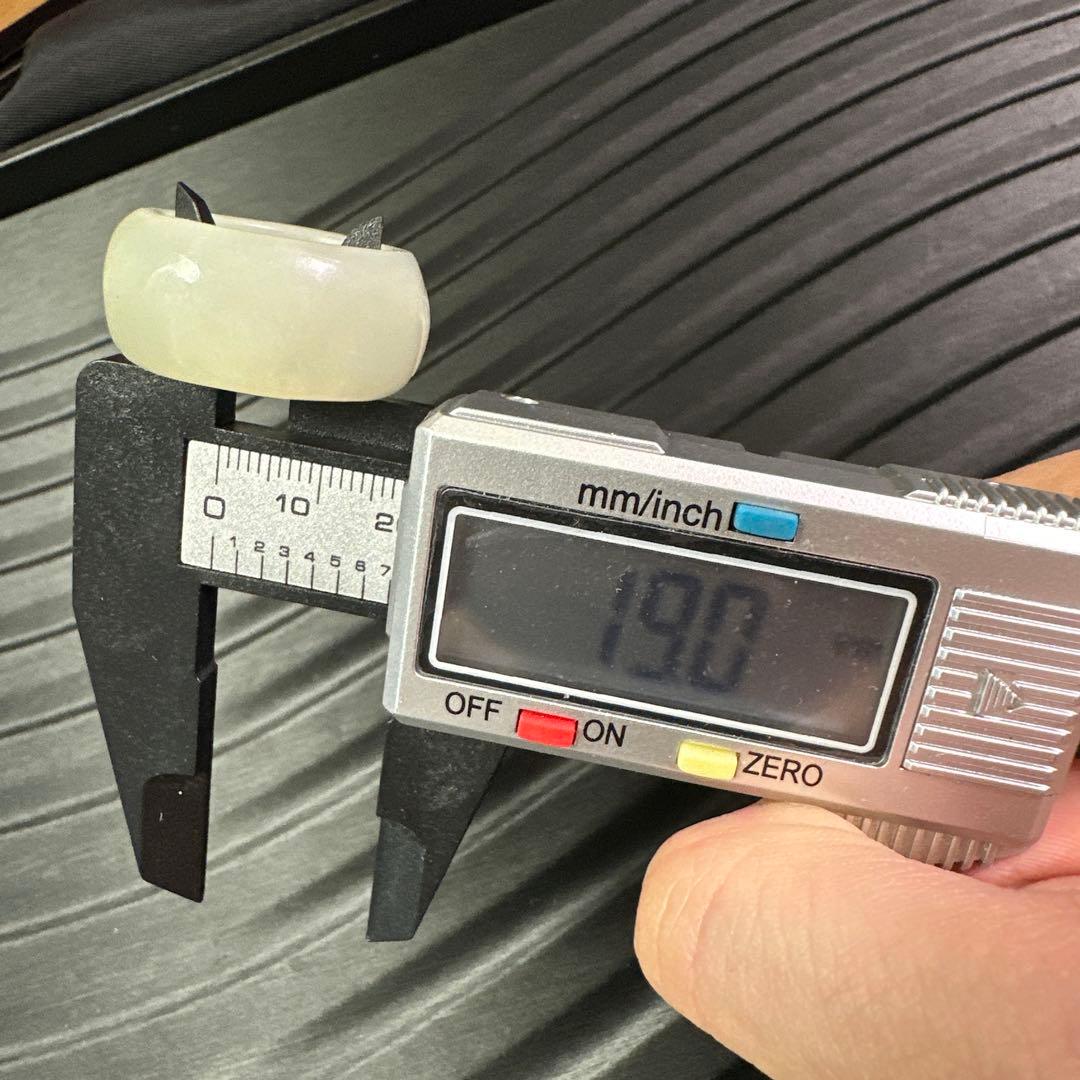 希少和田玉（ホータンギョク）の親指リング精悍な守護獣・貔貅力強く彫刻された一点物