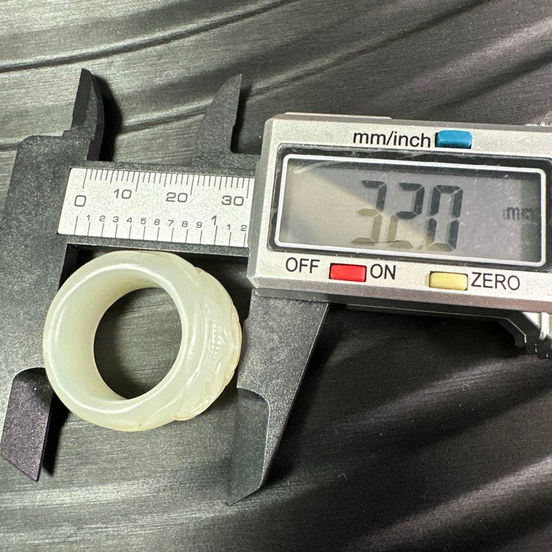 希少和田玉（ホータンギョク）の親指リング精悍な守護獣・貔貅力強く彫刻された一点物