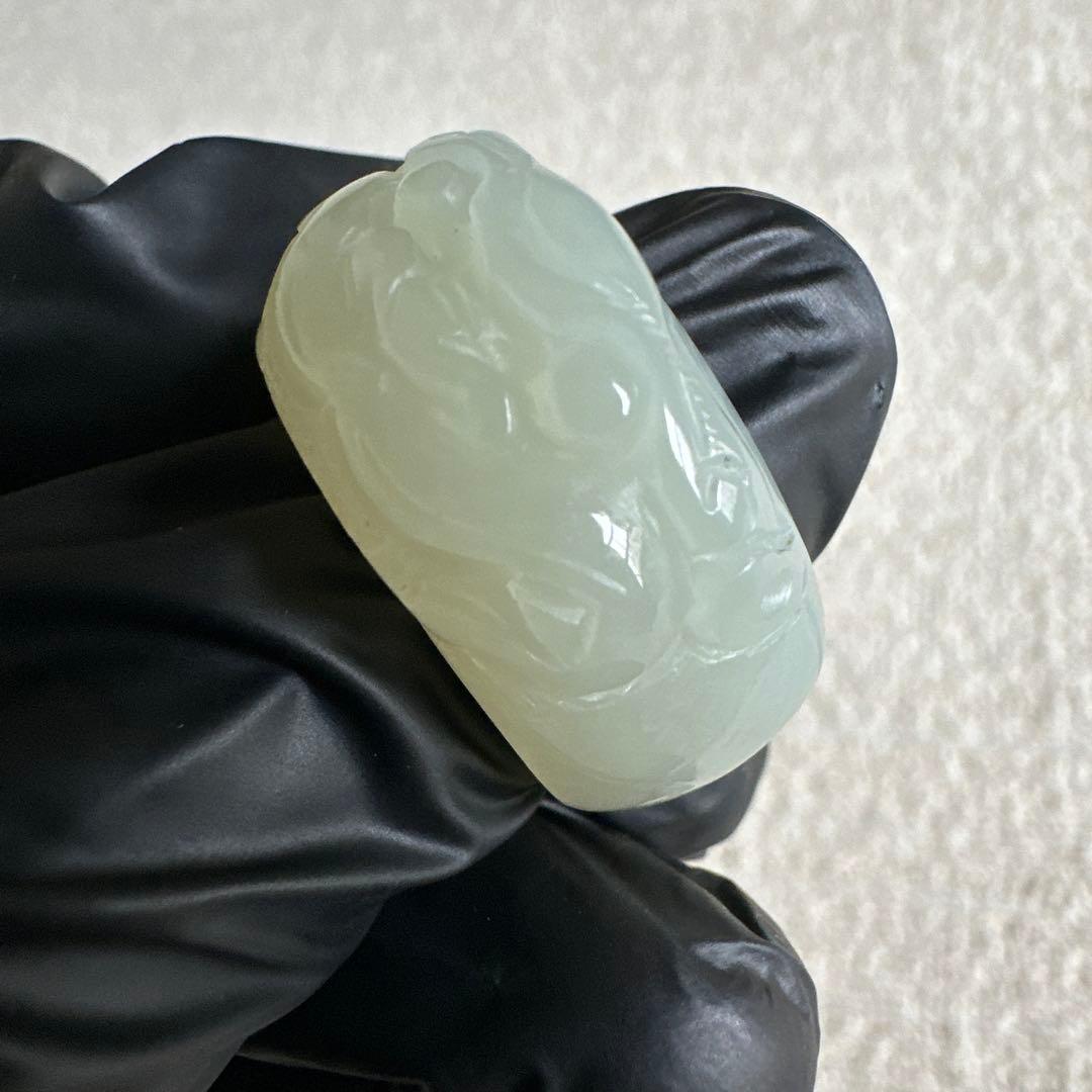 希少和田玉（ホータンギョク）の親指リング精悍な守護獣・貔貅力強く彫刻された一点物