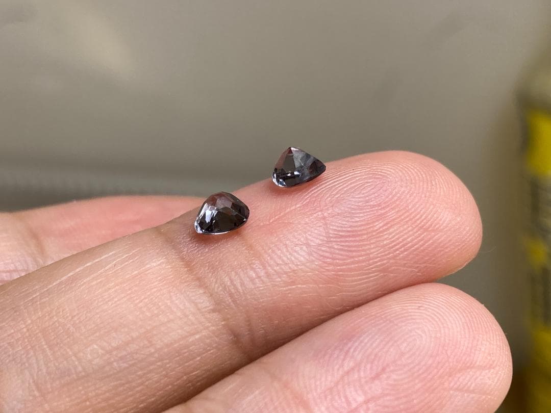 RS4-65 宝石質 洗練の高級感金属灰色 スピネル ミャンマー産 ルース 三角