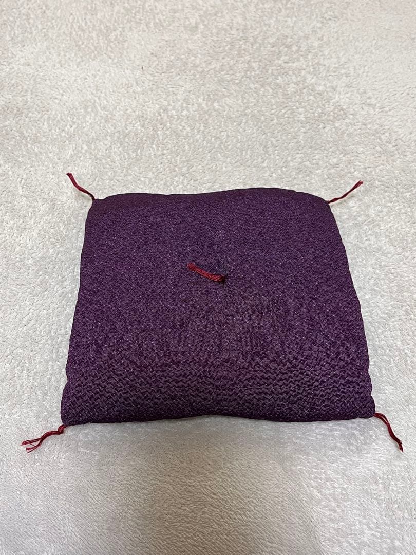 猫舎道楽堂本舗　招き猫 貯金箱　ピンクのお花柄のスタイと紫の座布団付き　陶器