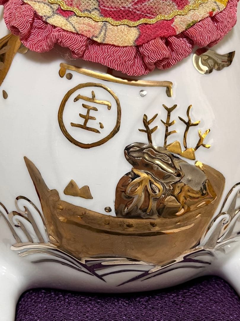 猫舎道楽堂本舗　招き猫 貯金箱　ピンクのお花柄のスタイと紫の座布団付き　陶器