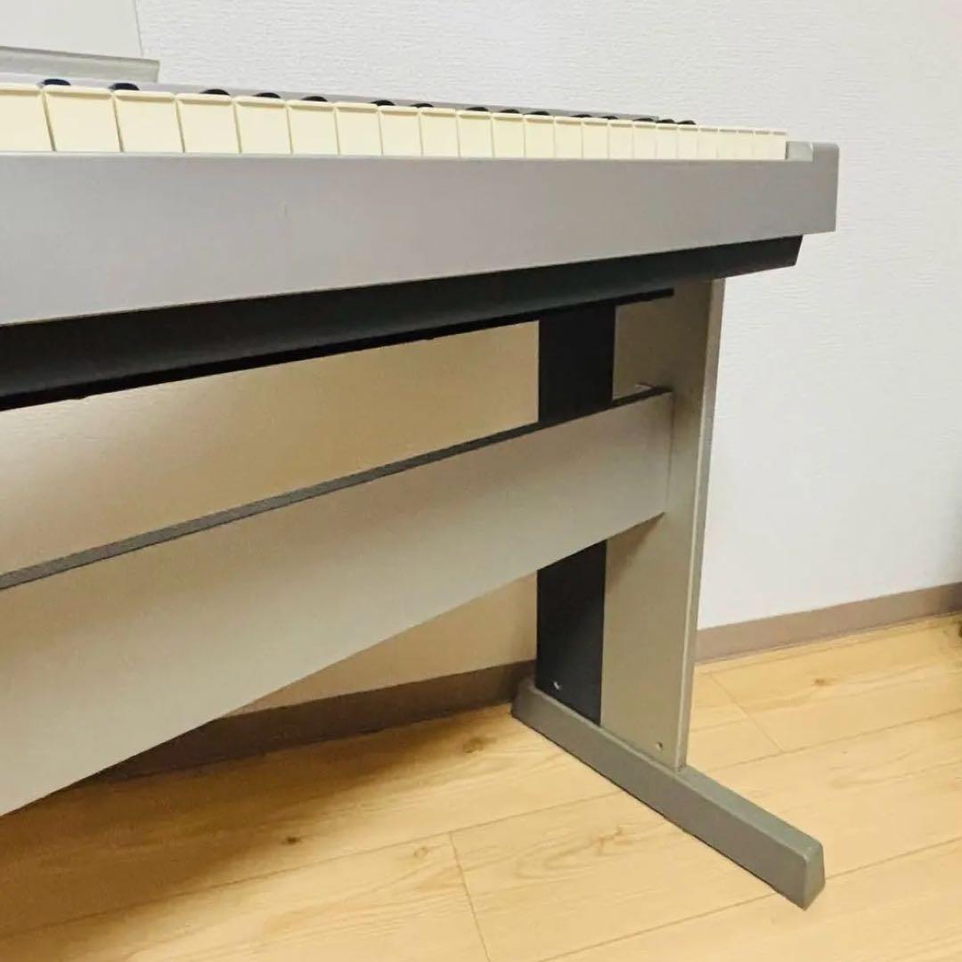 YAMAHA ヤマハ　電子ピアノ　88鍵　ペダル付き　譜面立て付き