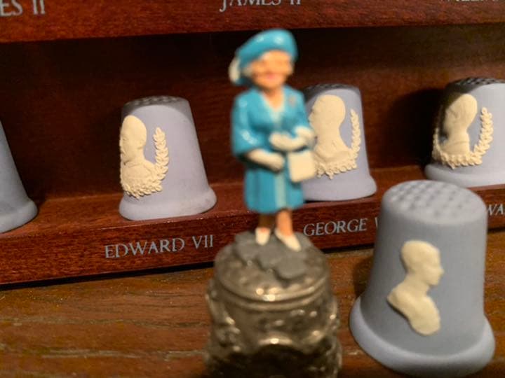 ☆☆プラチナジュビリー　英国歴代　王と女王WW　指貫揃い 木製飾り棚付き　完品