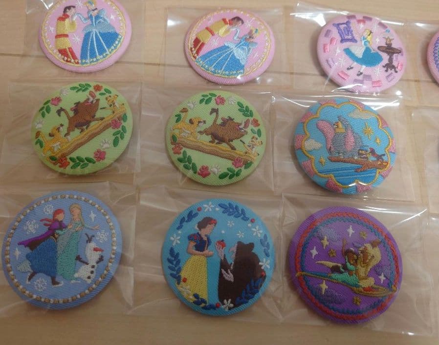 ディズニー　刺繍缶バッジ　アナ雪　ピーターパン