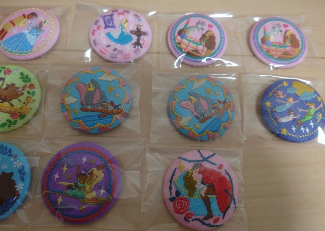 ディズニー　刺繍缶バッジ　アナ雪　ピーターパン