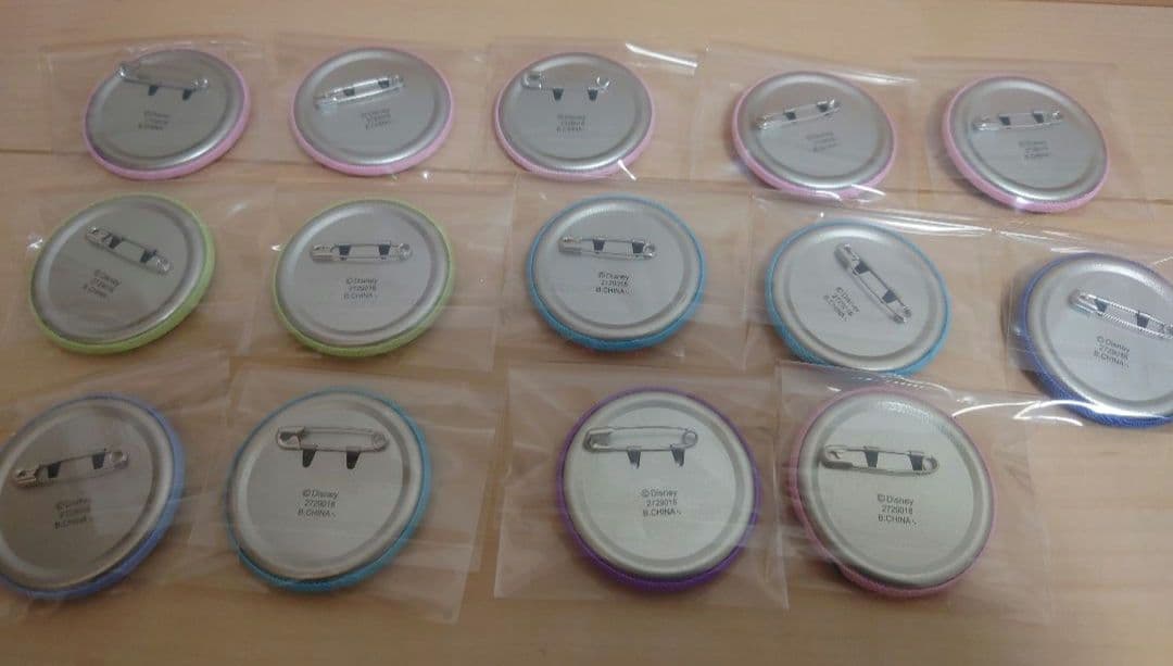 ディズニー　刺繍缶バッジ　アナ雪　ピーターパン