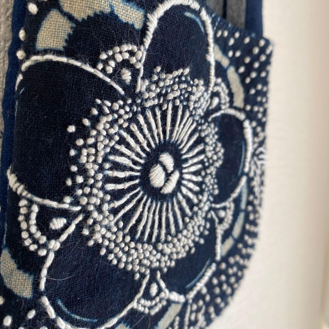 古布藍型染め花模様×刺し子ポーチ｜柿渋染め内布・猫ブローチ付｜一点物