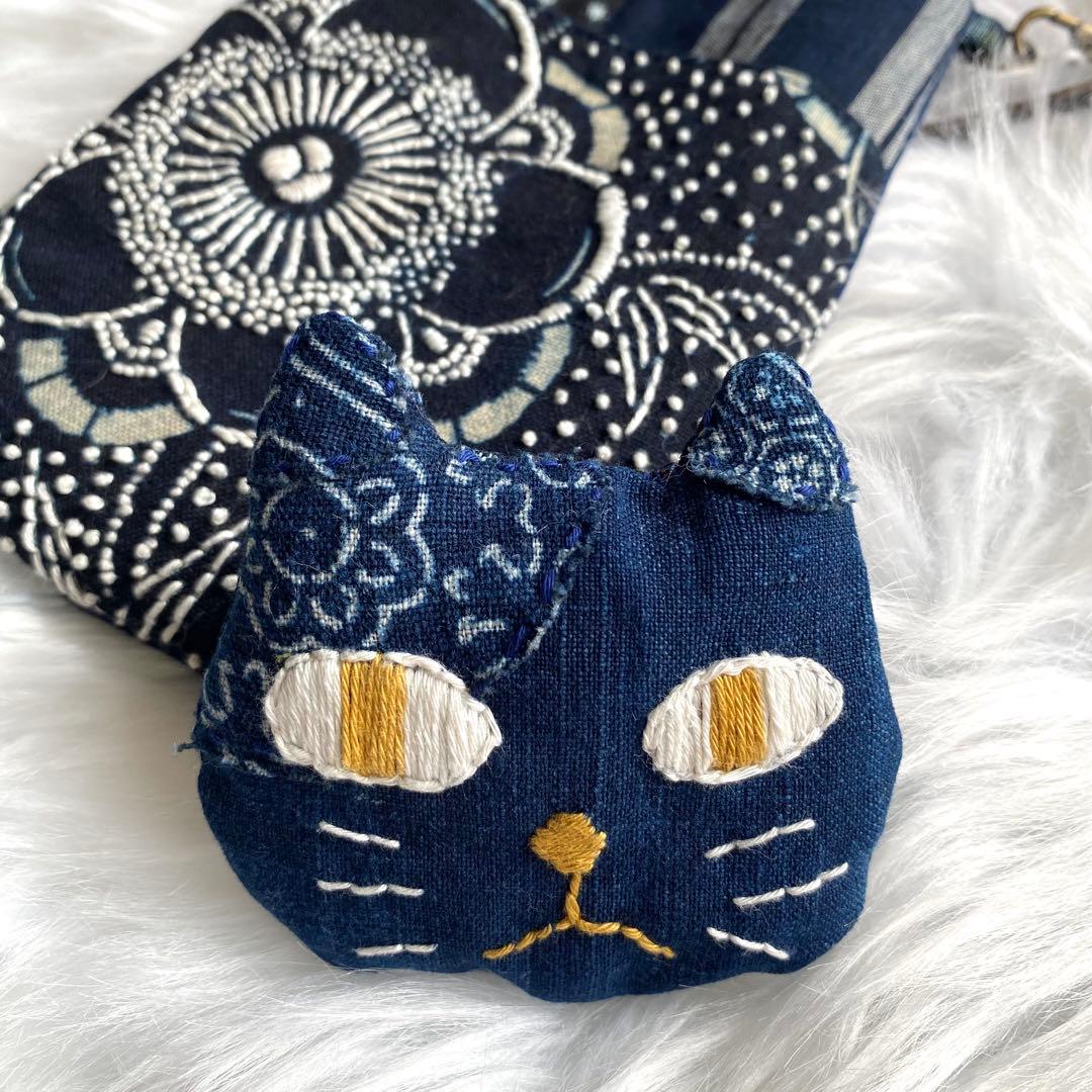 古布藍型染め花模様×刺し子ポーチ｜柿渋染め内布・猫ブローチ付｜一点物