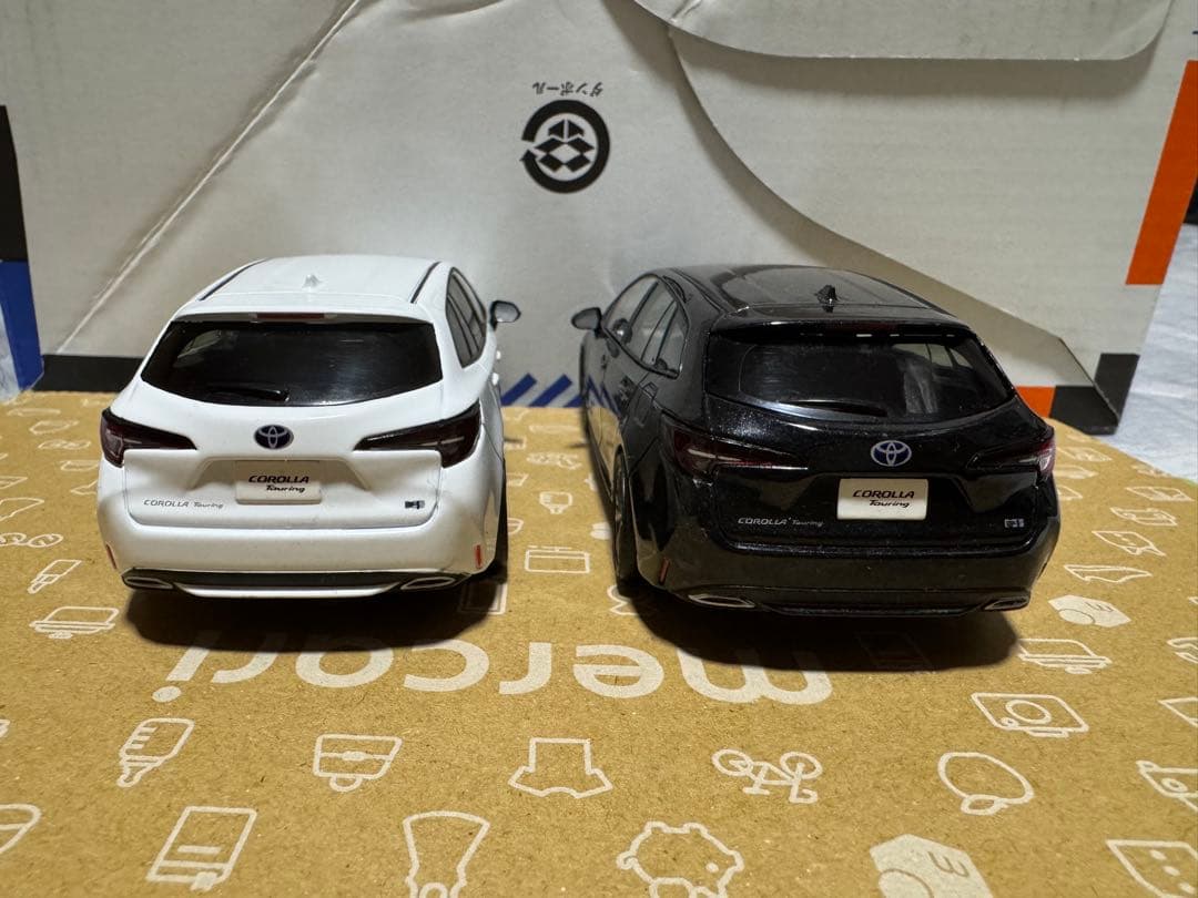 カローラツーリング W×B 色見本ミニカー2台セット ブラックとホワイト1/30