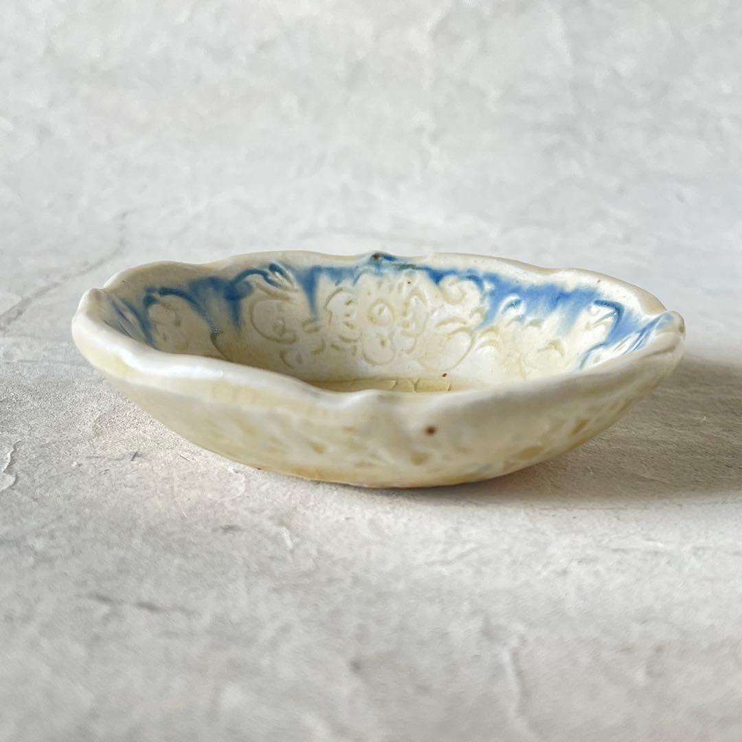 【新品未使用】陶芸家イムサエム 染付 花紋輪花豆皿