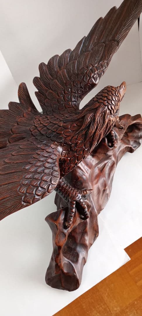 「木彫り鷲の彫刻 ダークブラウン 」1点です。