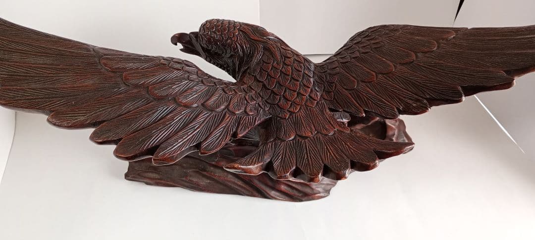 「木彫り鷲の彫刻 ダークブラウン 」1点です。