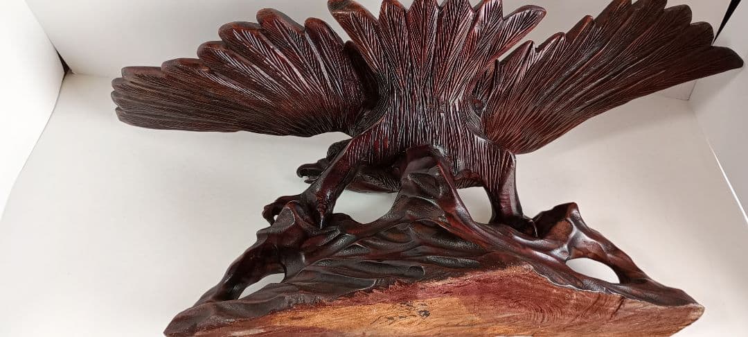 「木彫り鷲の彫刻 ダークブラウン 」1点です。