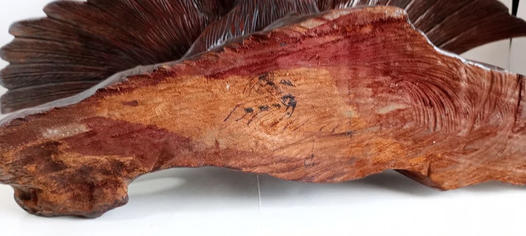 「木彫り鷲の彫刻 ダークブラウン 」1点です。