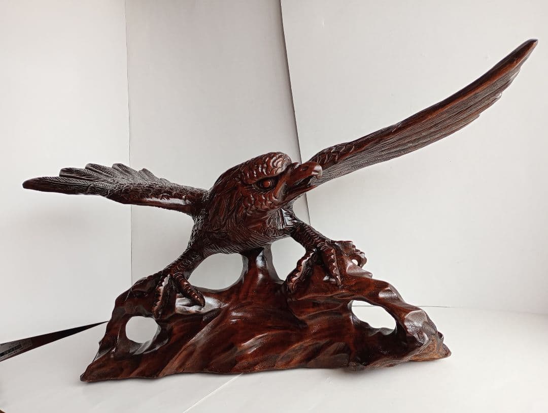 「木彫り鷲の彫刻 ダークブラウン 」1点です。