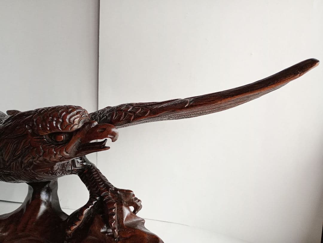 「木彫り鷲の彫刻 ダークブラウン 」1点です。