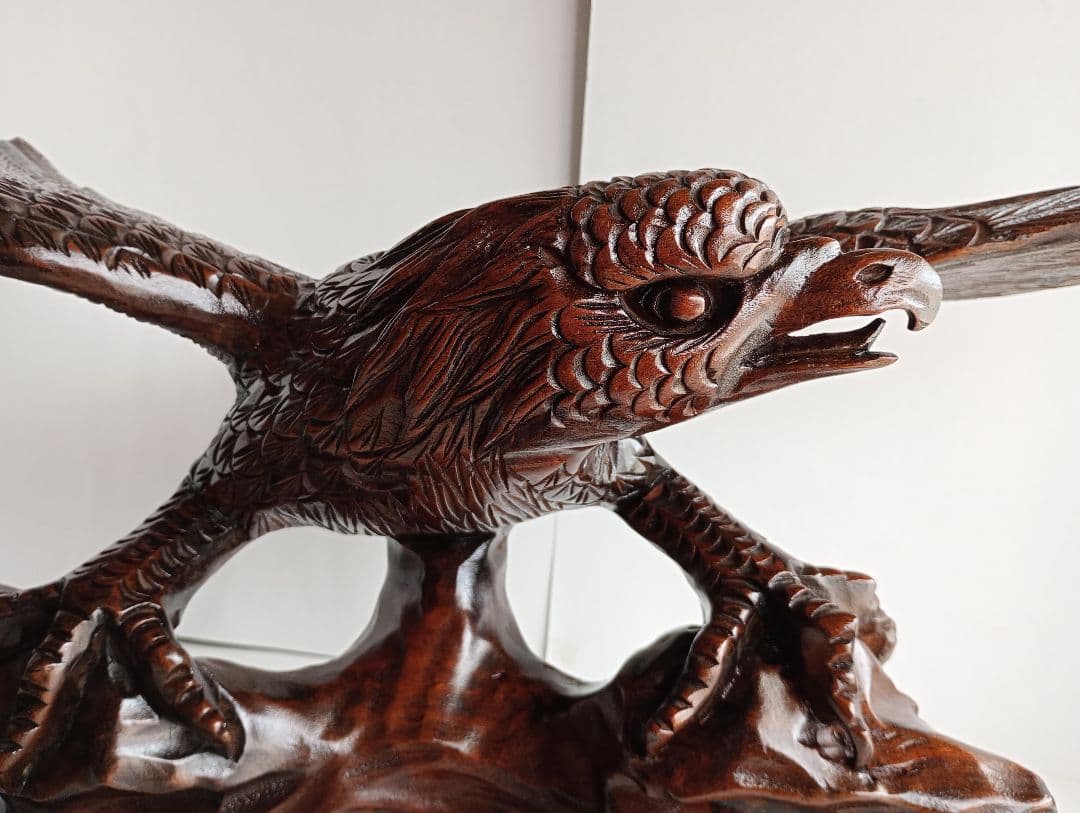 「木彫り鷲の彫刻 ダークブラウン 」1点です。