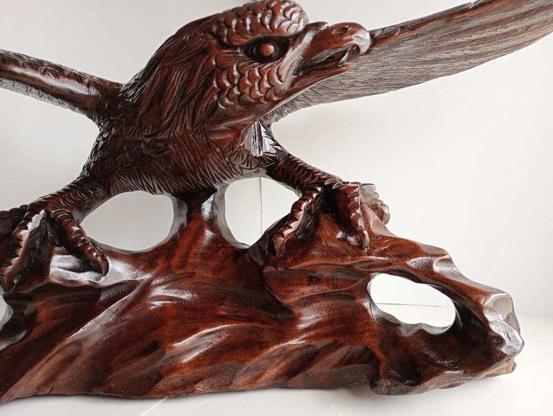 「木彫り鷲の彫刻 ダークブラウン 」1点です。