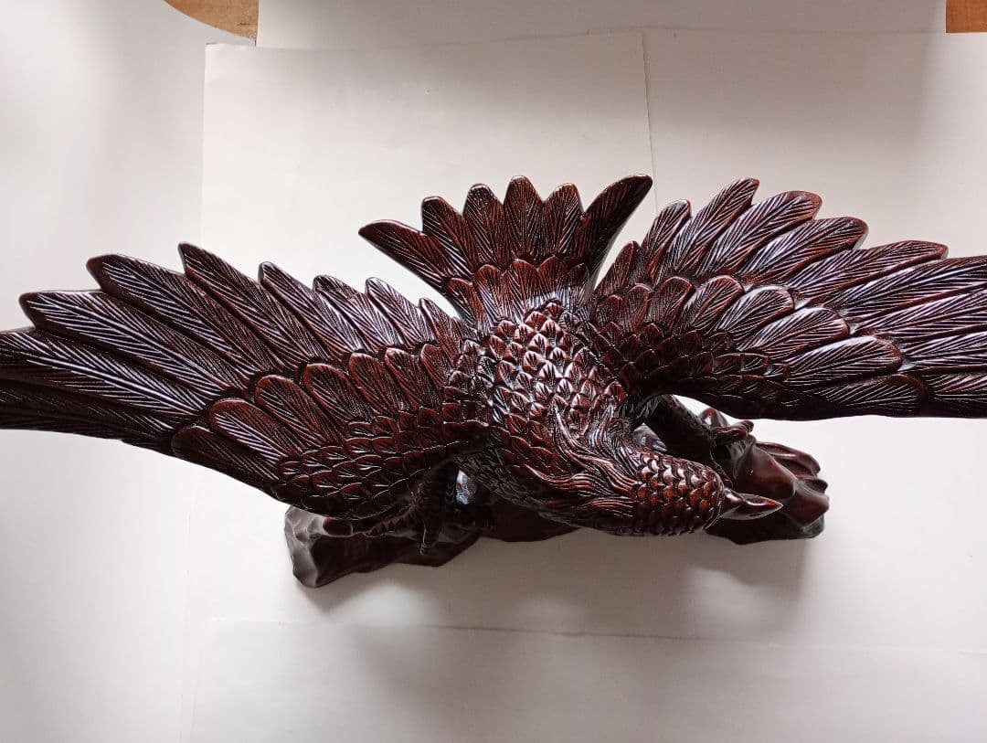 「木彫り鷲の彫刻 ダークブラウン 」1点です。