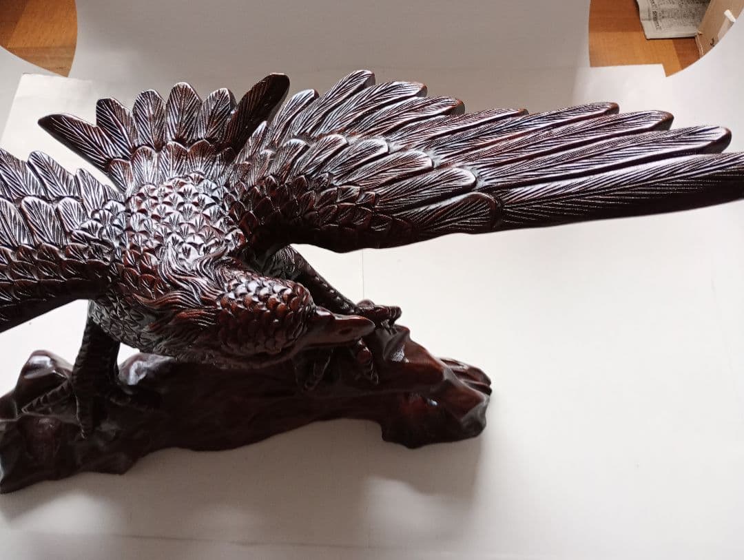 「木彫り鷲の彫刻 ダークブラウン 」1点です。