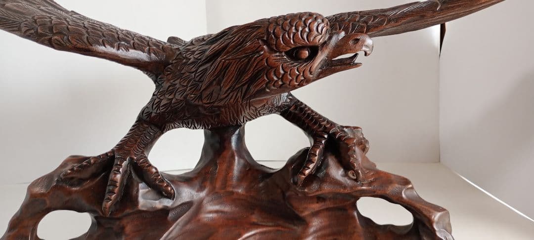 「木彫り鷲の彫刻 ダークブラウン 」1点です。