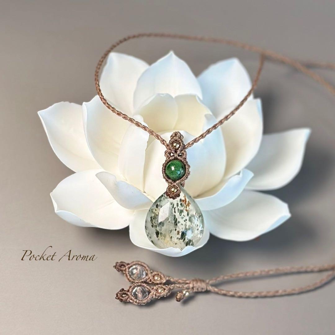 『緑灯』オージャイトガーネットインクォーツとグリーンガーネットマクラメネックレス