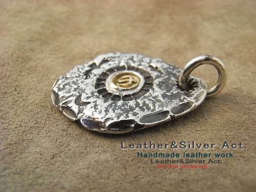 イーグルペンダントトップ　シルバー925.k18 センターの部分はゴールド