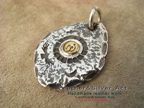 イーグルペンダントトップ　シルバー925.k18 センターの部分はゴールド