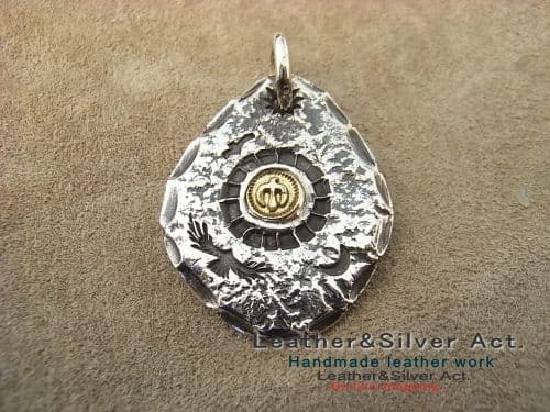 イーグルペンダントトップ　シルバー925.k18 センターの部分はゴールド