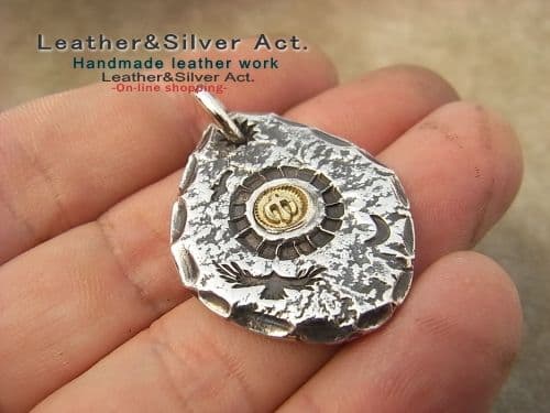 イーグルペンダントトップ　シルバー925.k18 センターの部分はゴールド