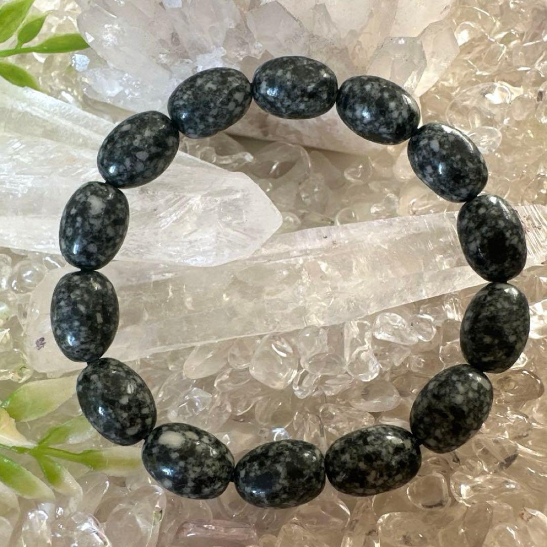 【希少な遠野霊石】を一般的には珍しいオーバル型に仕立てたオリジナルブレスレット。