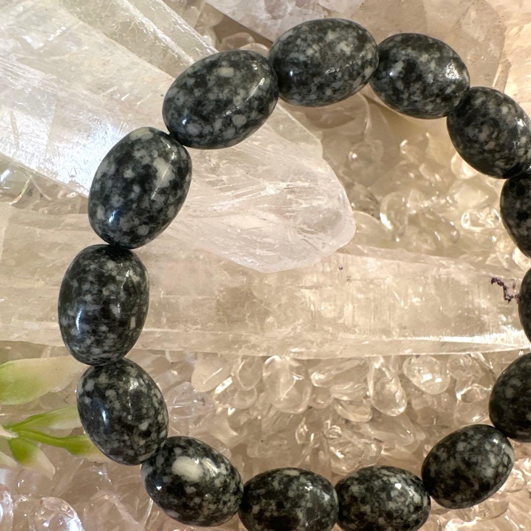 【希少な遠野霊石】を一般的には珍しいオーバル型に仕立てたオリジナルブレスレット。