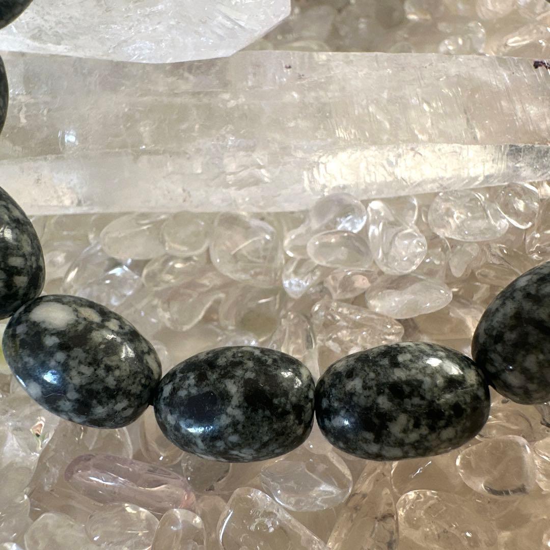 【希少な遠野霊石】を一般的には珍しいオーバル型に仕立てたオリジナルブレスレット。