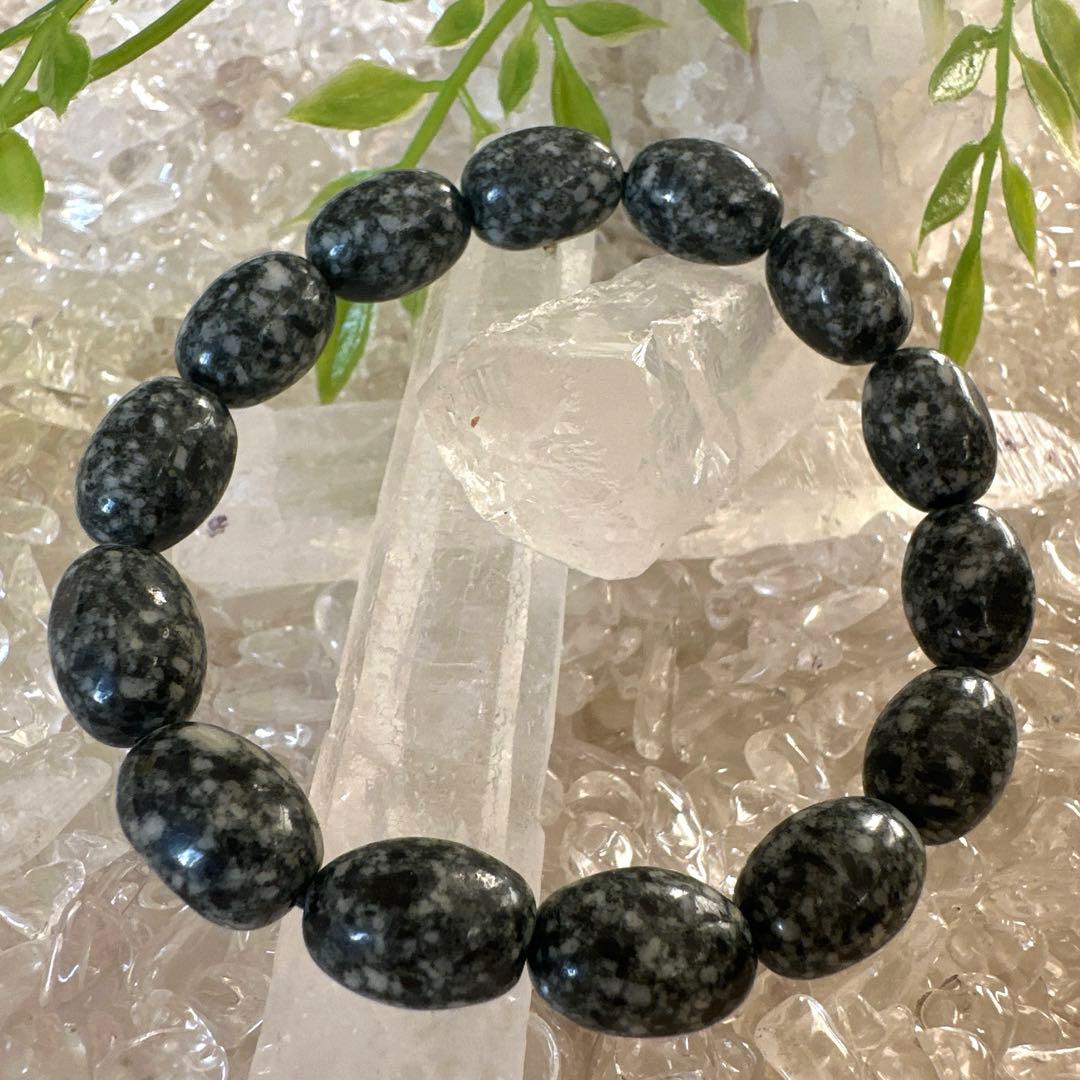 【希少な遠野霊石】を一般的には珍しいオーバル型に仕立てたオリジナルブレスレット。