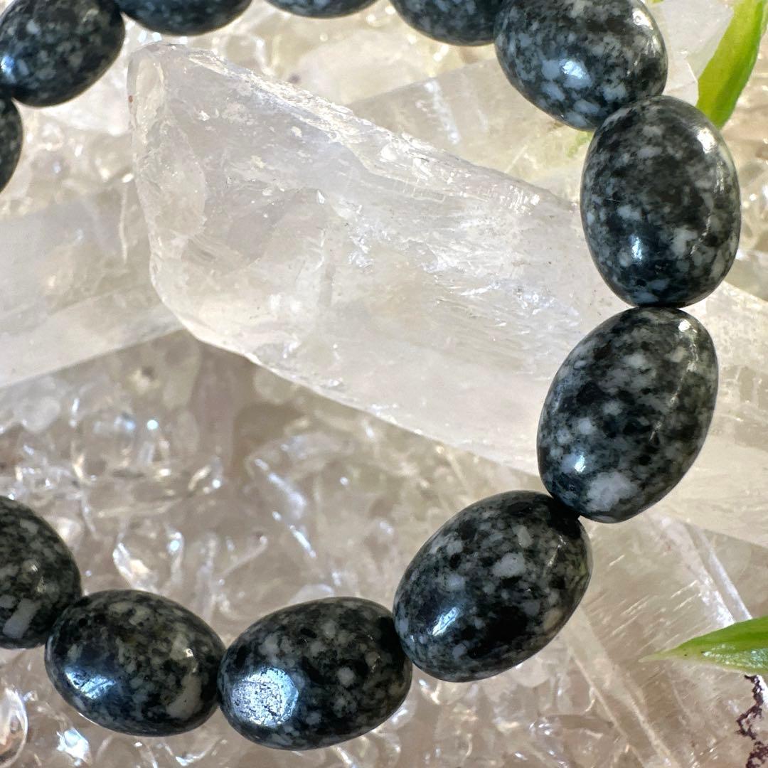 【希少な遠野霊石】を一般的には珍しいオーバル型に仕立てたオリジナルブレスレット。