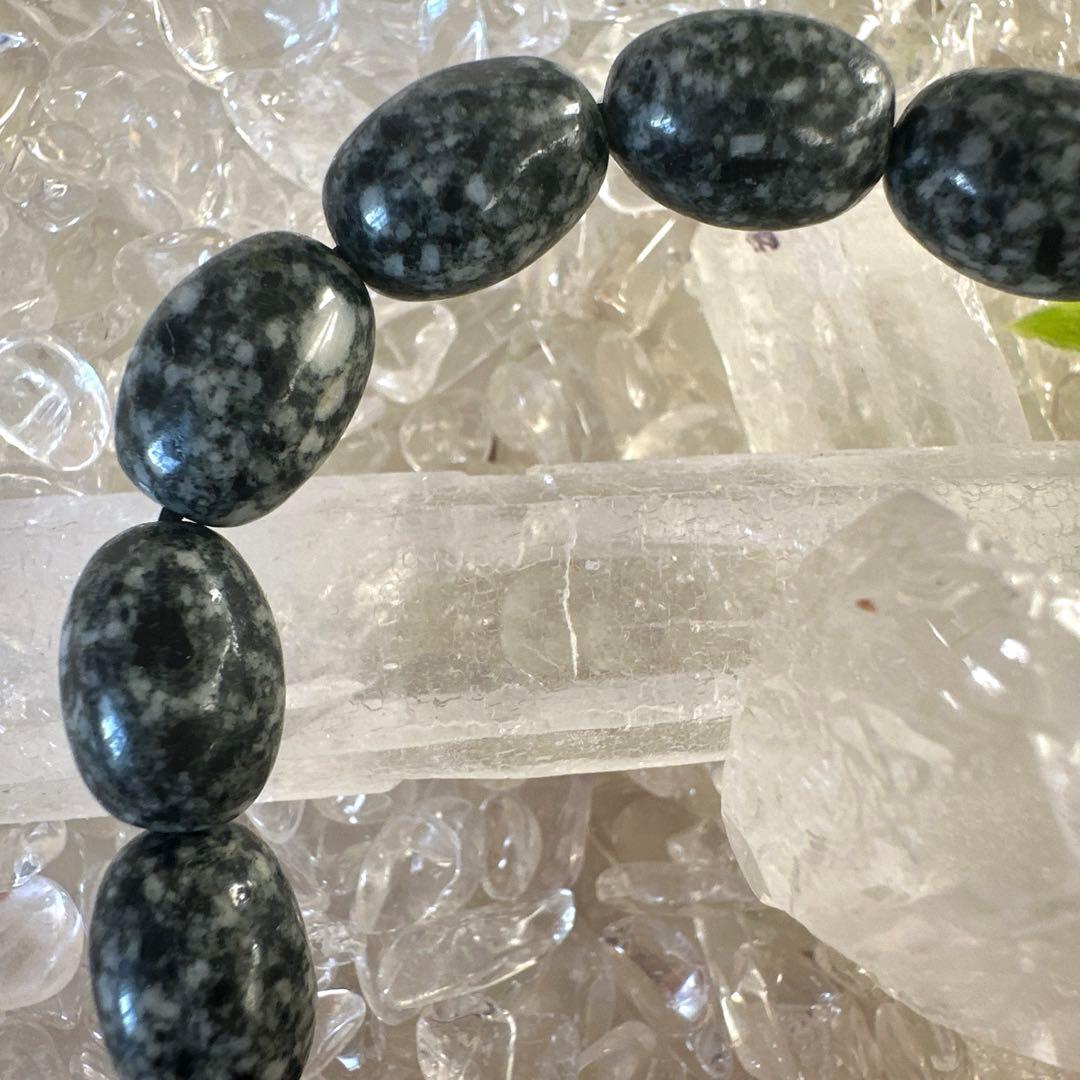 【希少な遠野霊石】を一般的には珍しいオーバル型に仕立てたオリジナルブレスレット。