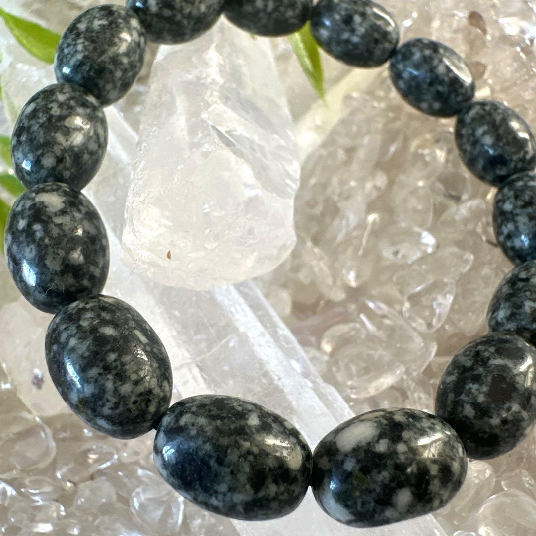 【希少な遠野霊石】を一般的には珍しいオーバル型に仕立てたオリジナルブレスレット。