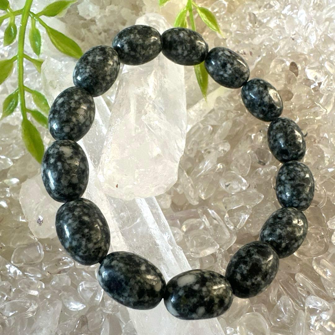 【希少な遠野霊石】を一般的には珍しいオーバル型に仕立てたオリジナルブレスレット。