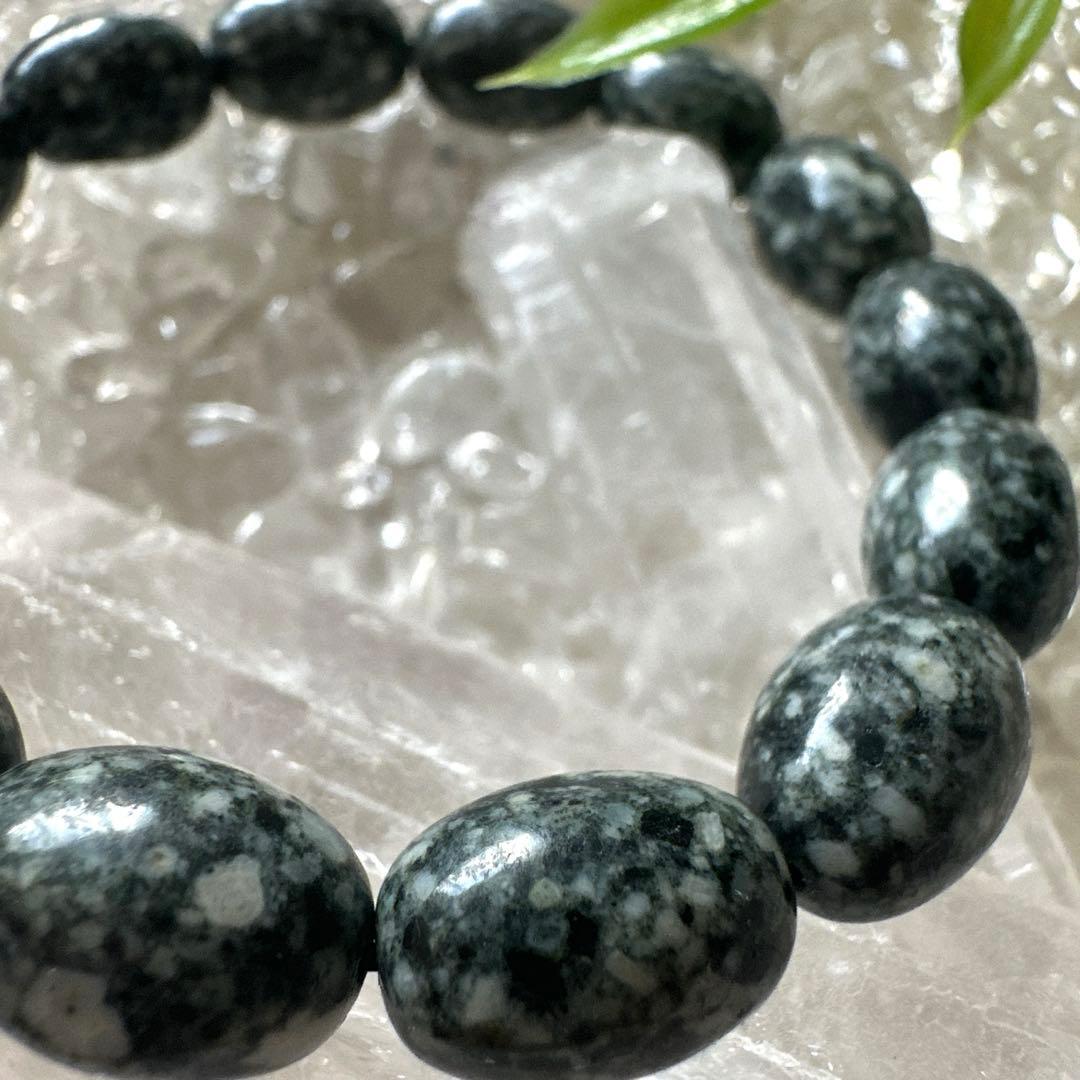 【希少な遠野霊石】を一般的には珍しいオーバル型に仕立てたオリジナルブレスレット。