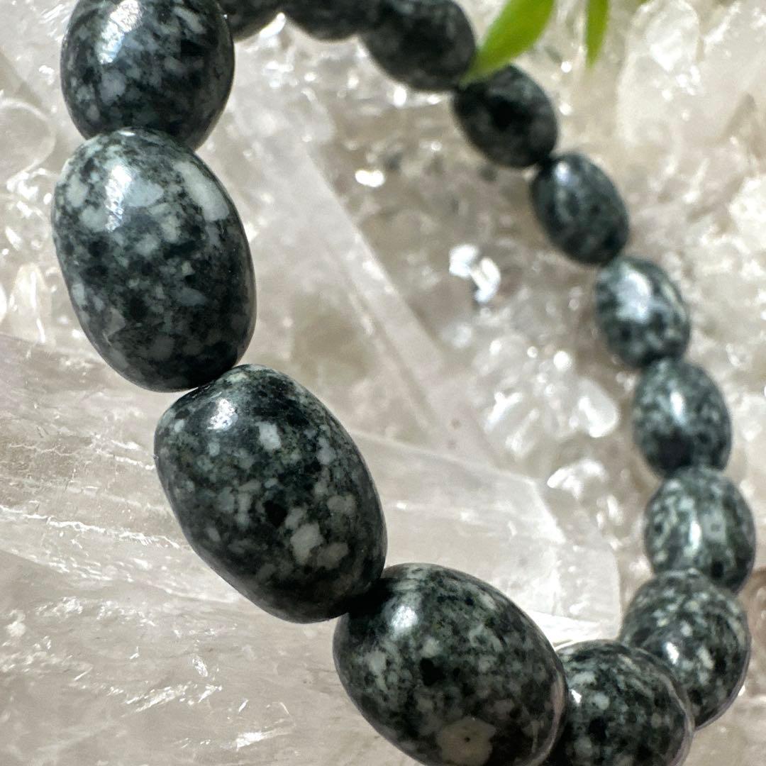 【希少な遠野霊石】を一般的には珍しいオーバル型に仕立てたオリジナルブレスレット。