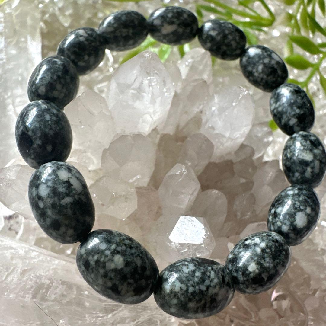 【希少な遠野霊石】を一般的には珍しいオーバル型に仕立てたオリジナルブレスレット。