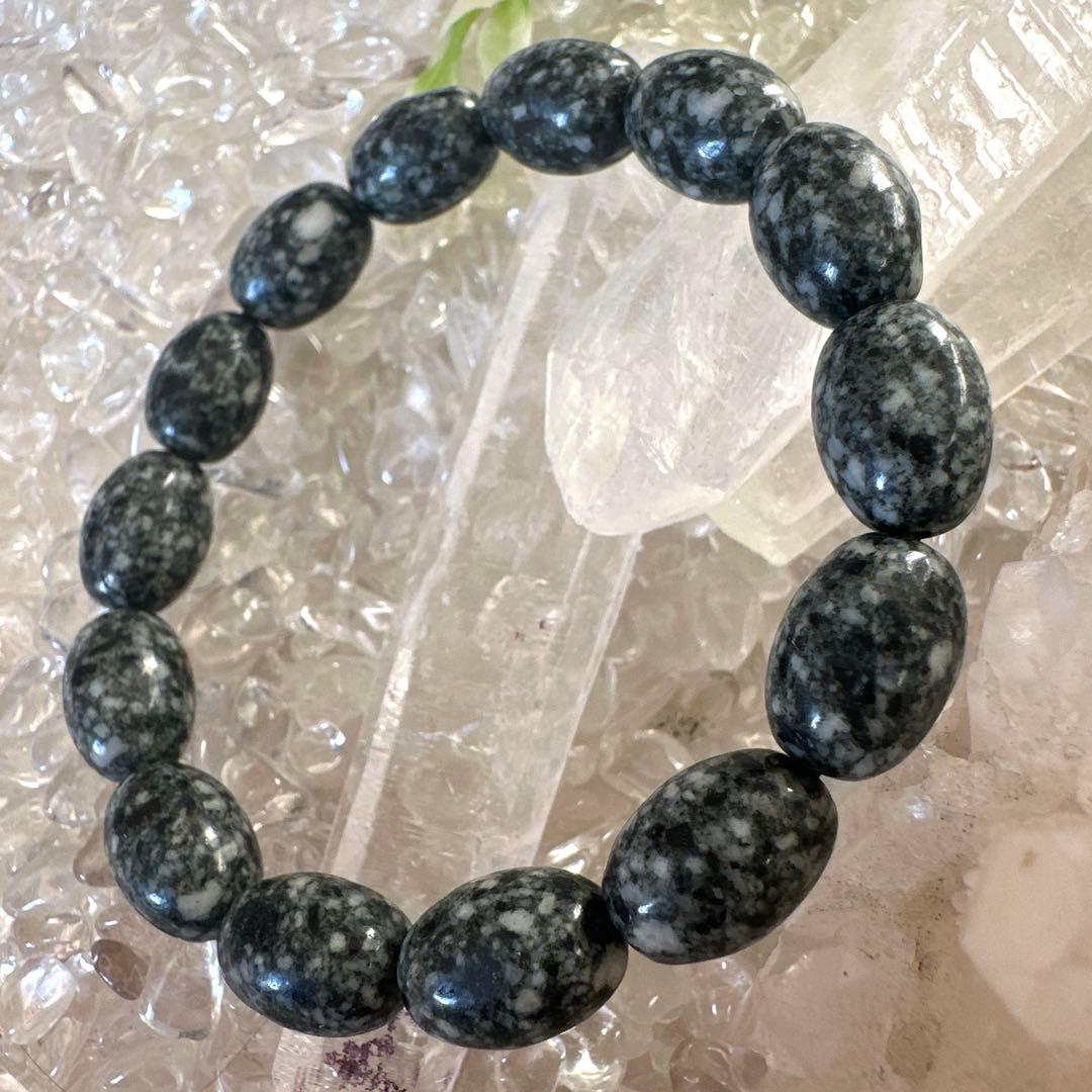 【希少な遠野霊石】を一般的には珍しいオーバル型に仕立てたオリジナルブレスレット。