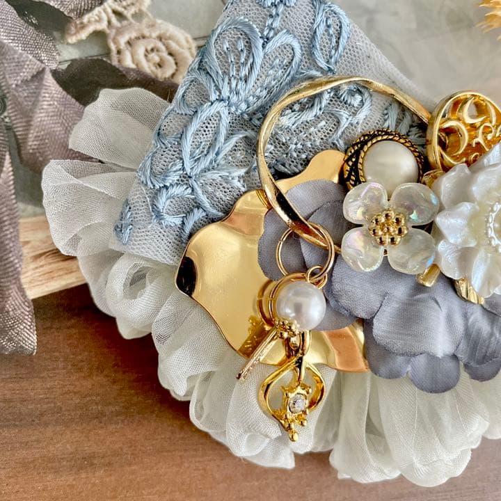 ハンドメイド　大ぶり♡水色刺繍リボンとゴールドパーツの華やかヘアアクセサリー♡